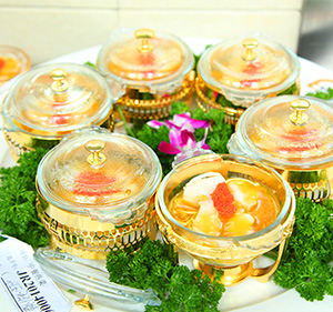 ��������U